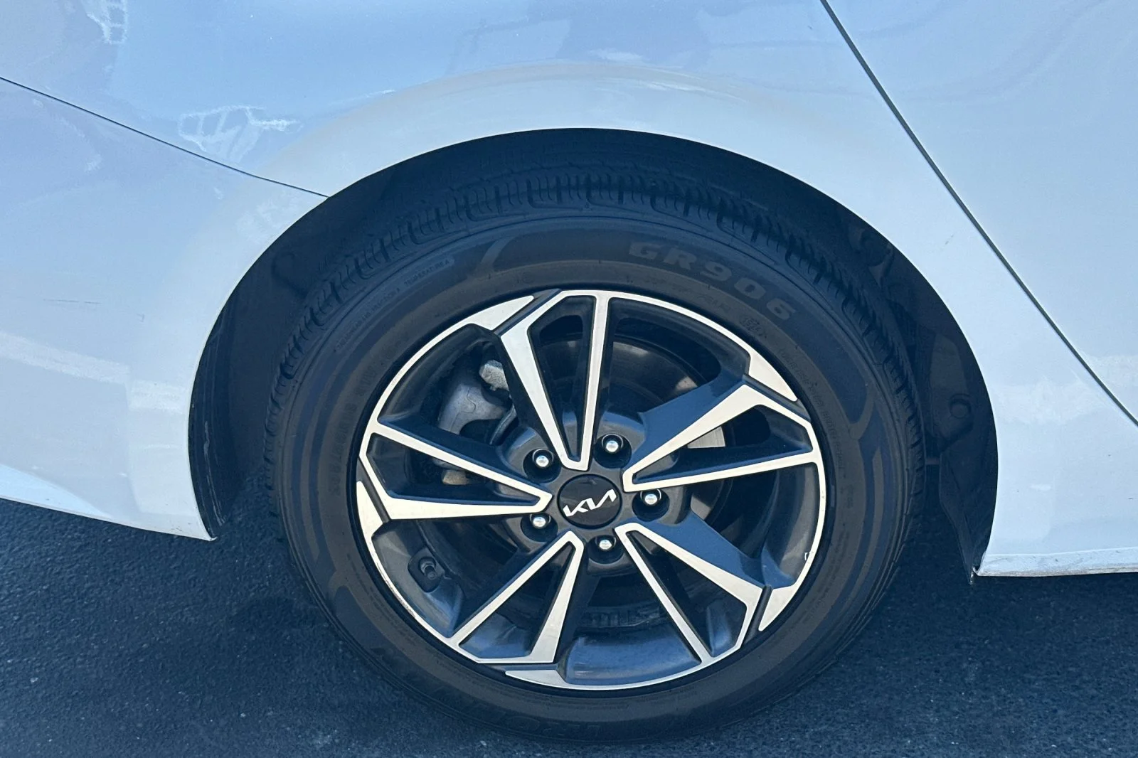 Used 2024 Snow White Pearl Kia LXS image 4
