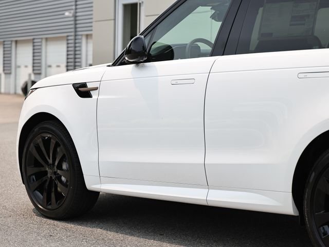New 2026 Ostuni Pearl White LAND ROVER Dynamic SE image 8