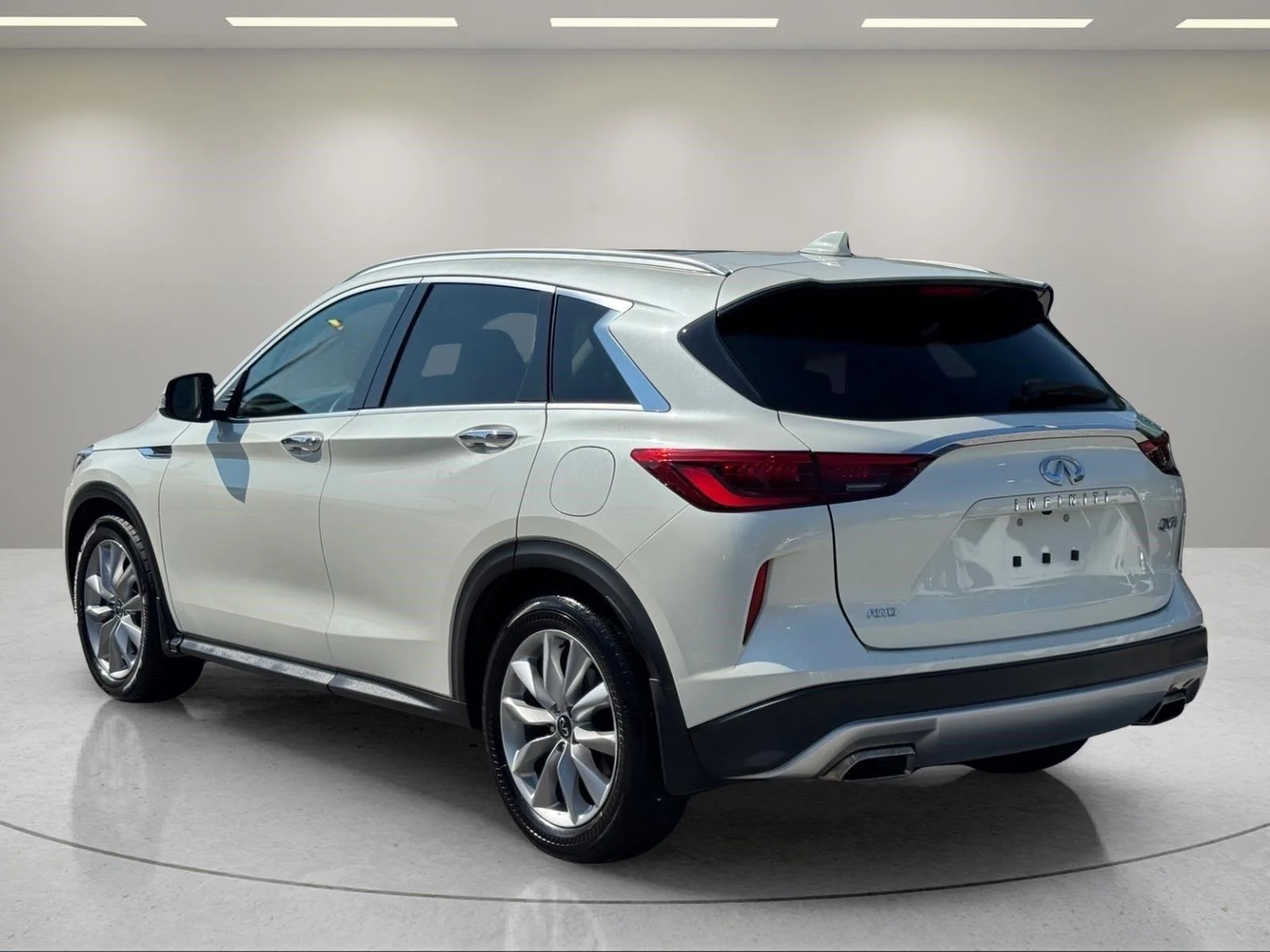 Used 2020 Majestic White INFINITI LUXE image 3