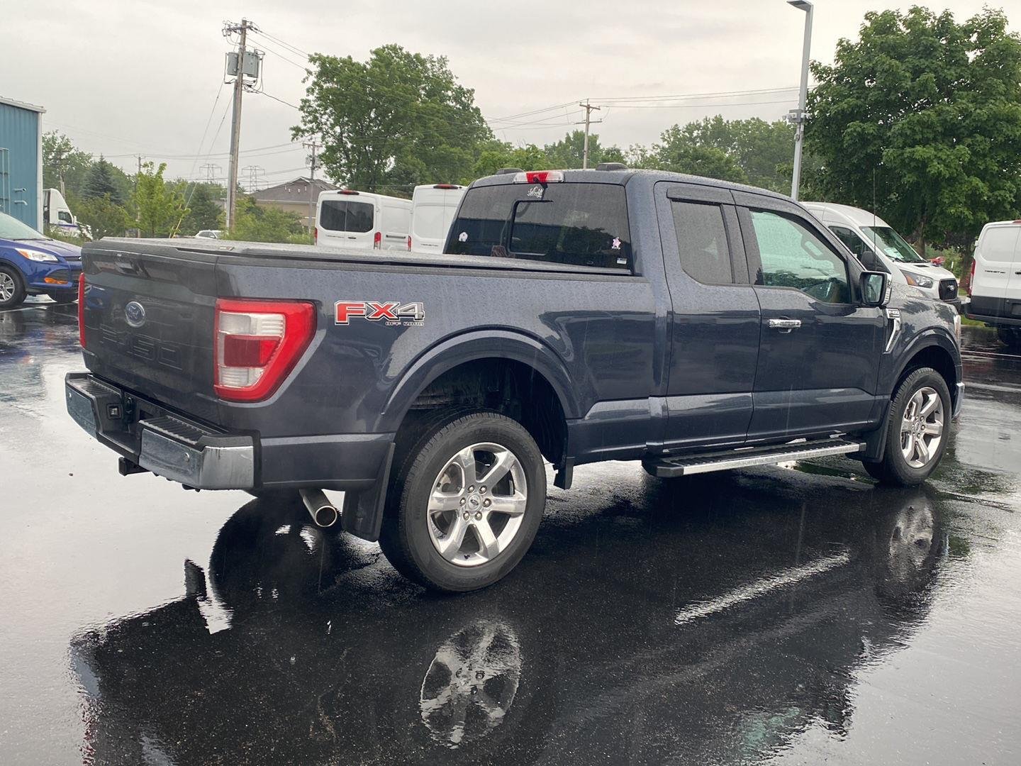 Used 2022 Smoked Quartz Metallic Tinted Clearcoat Ford LARIAT image 10