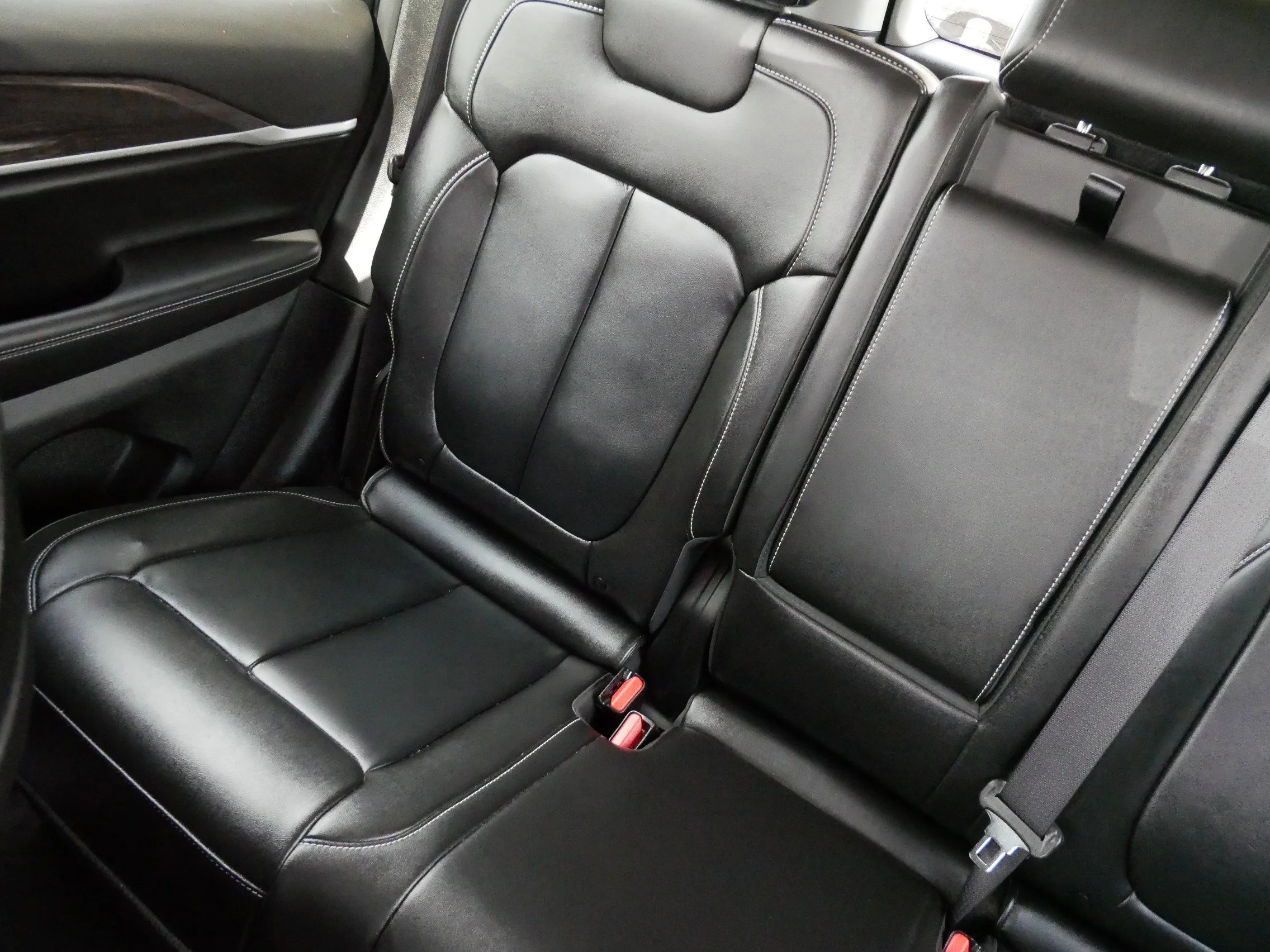 Used 2023 Rocky Mountain Pearlcoat Jeep Limited image 12
