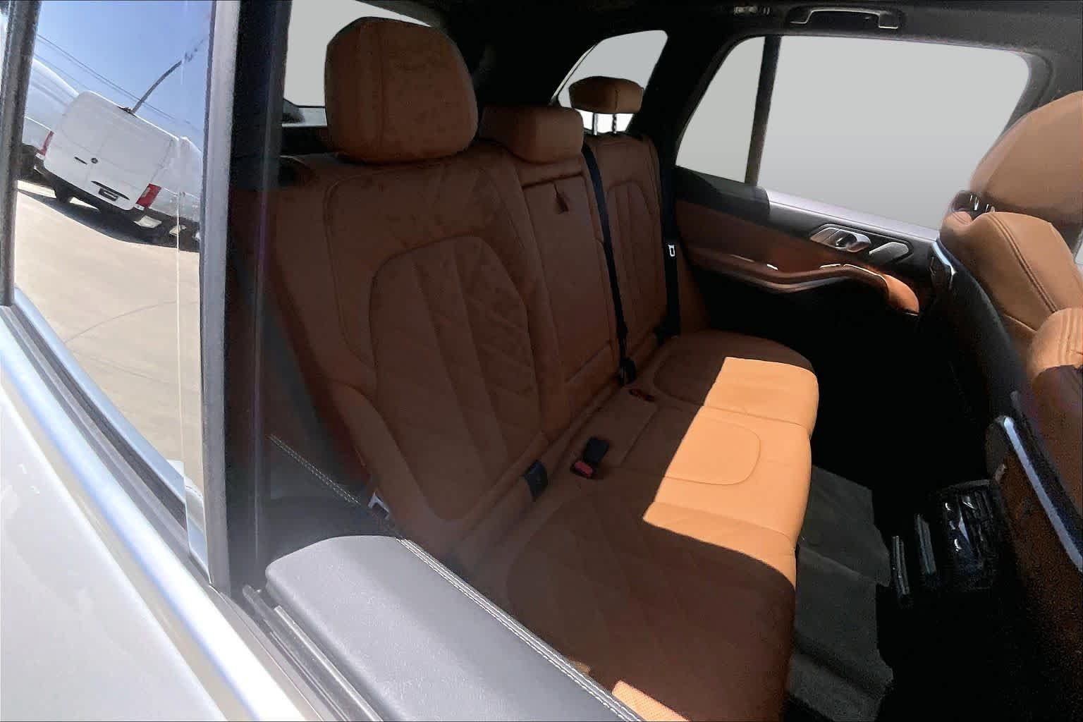 Used 2024 Mineral White Metallic BMW sDrive40i image 18