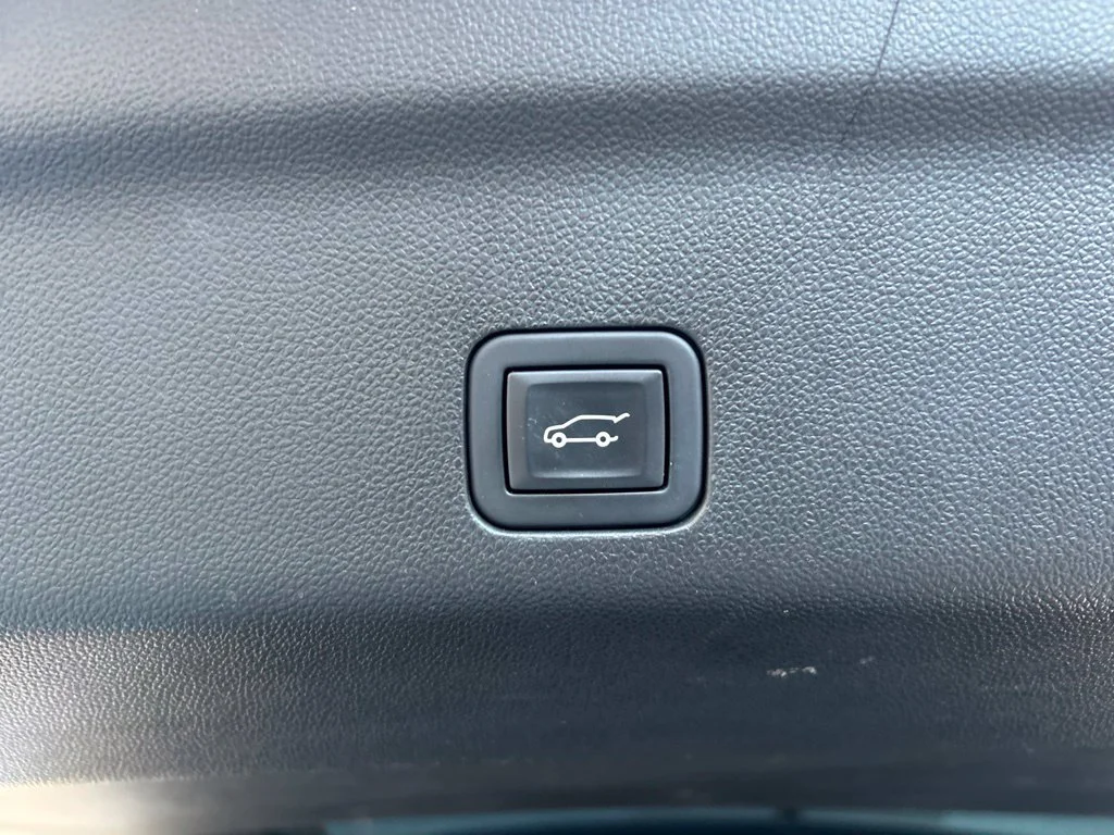 Used 2023 Silver GMC SLT image 28