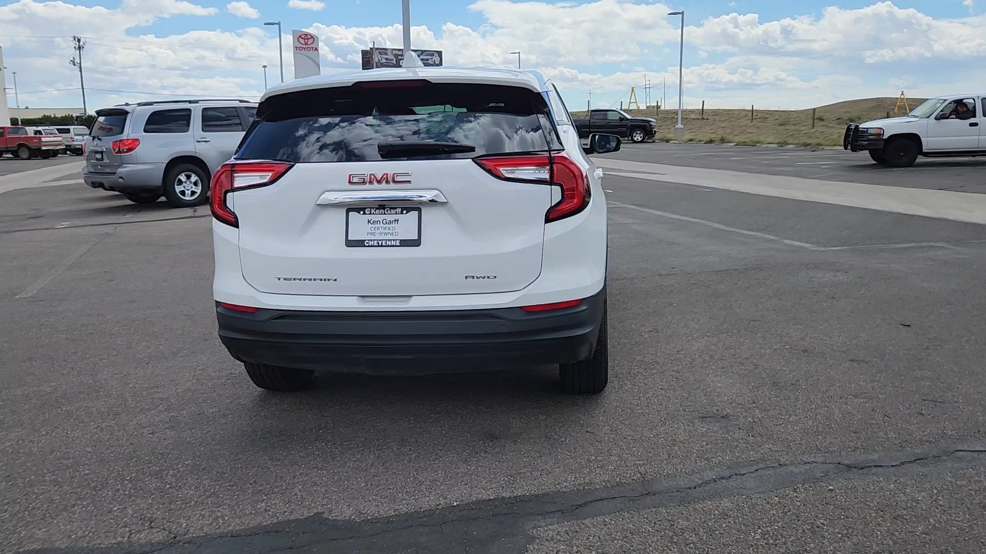 Used 2024 Summit White GMC SLE image 3