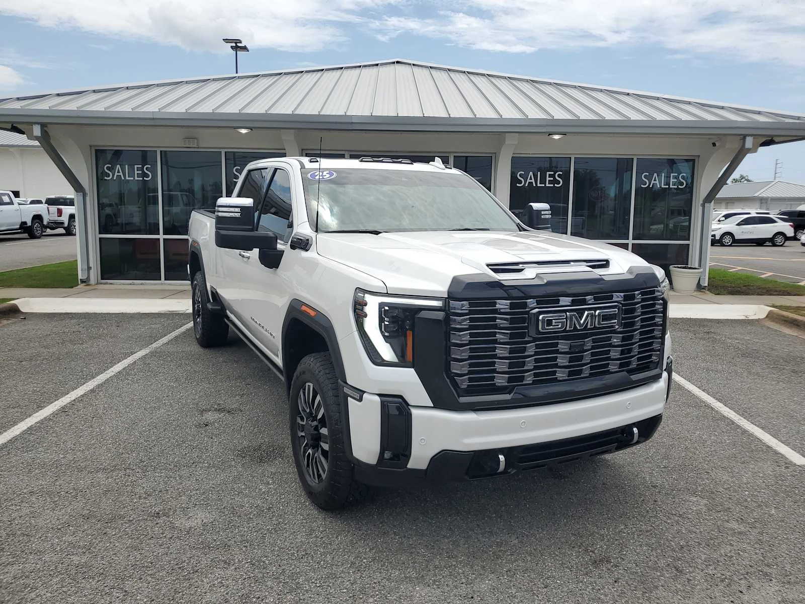 Used 2025 White Frost Tricoat GMC Denali Ultimate image 11