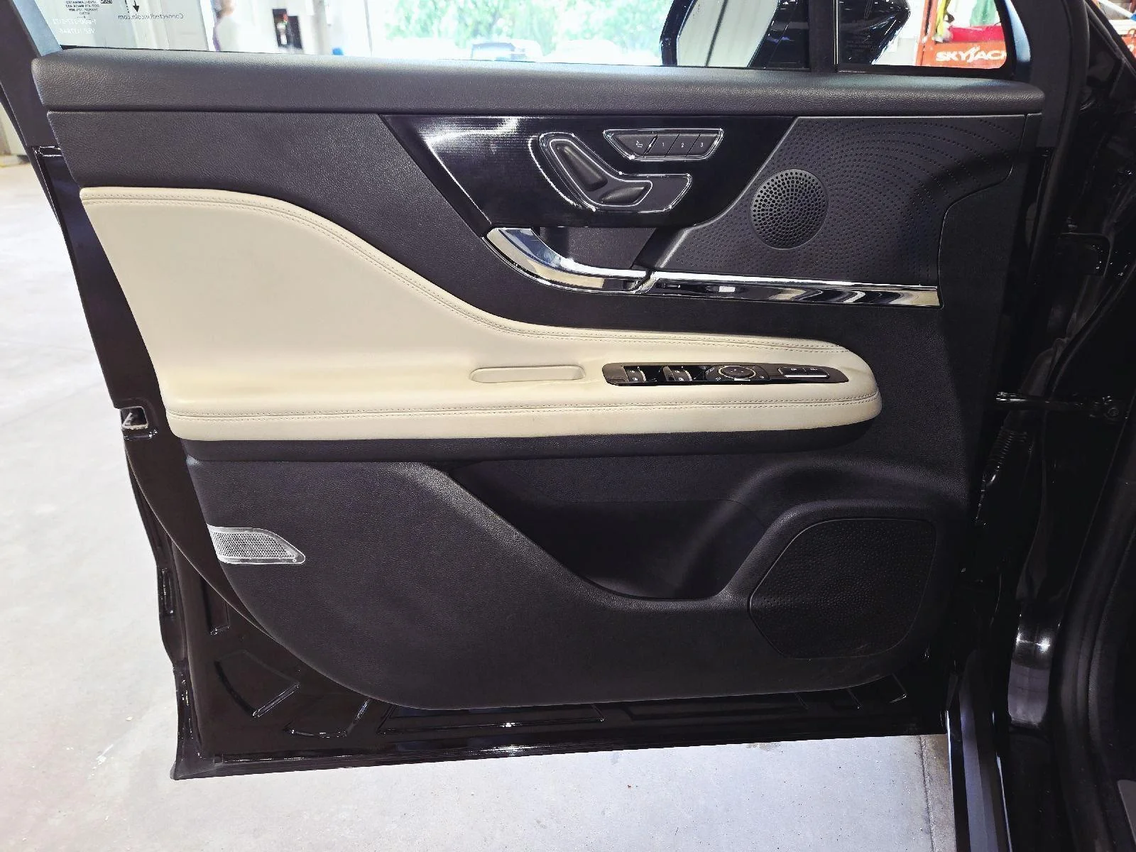 Used 2025 Infinite Black Metallic Clearcoat Lincoln Reserve image 9