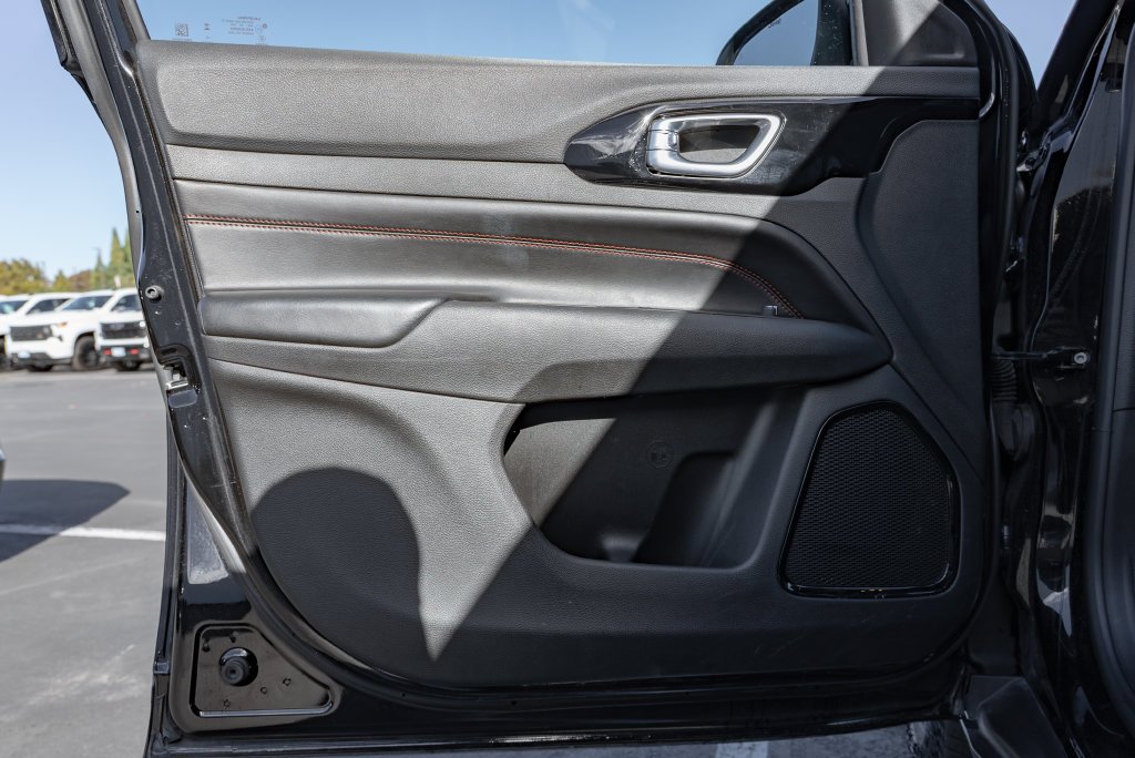 Used 2025 Diamond Black Crystal Pearlcoat Jeep Trailhawk image 21