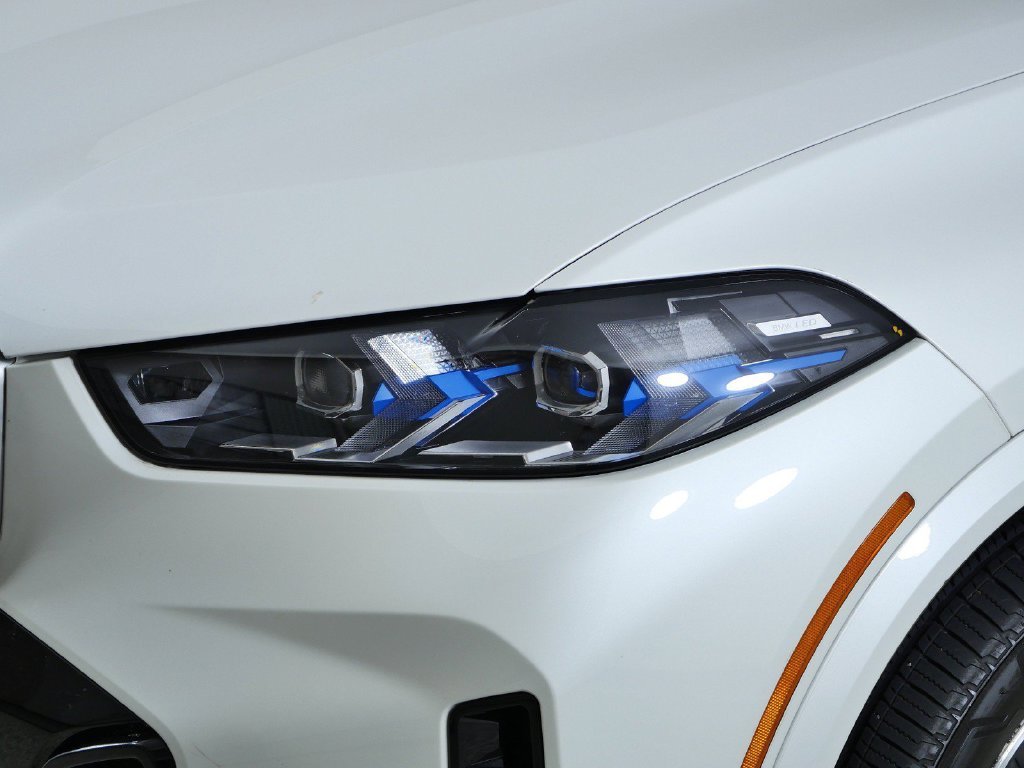 Certified Used 2025 Mineral White Metallic BMW xDrive40i image 4