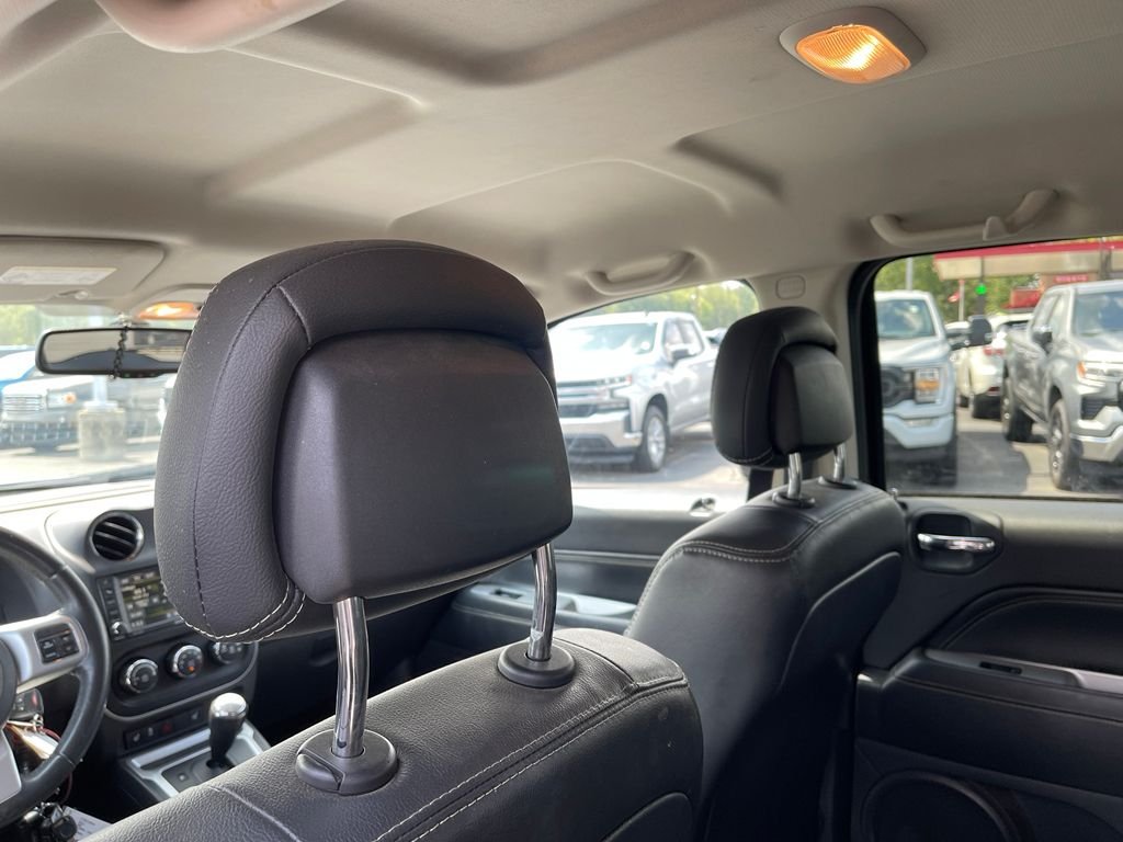Used 2017 Bright White Clearcoat Jeep Latitude image 8