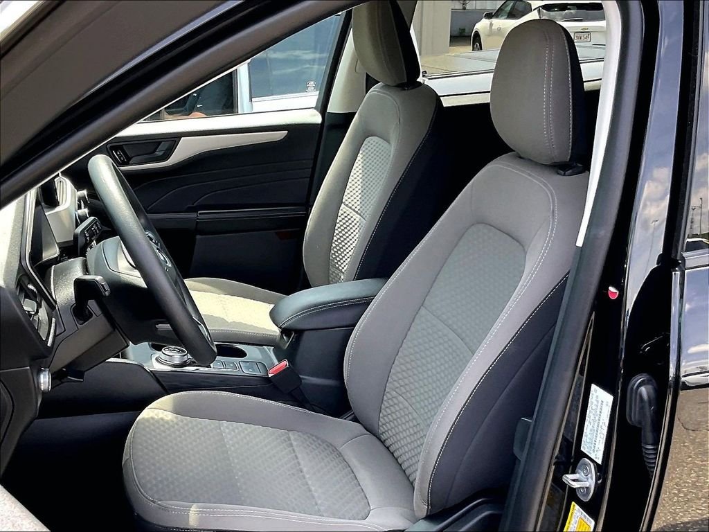 Used 2022 Black Ford SE image 10