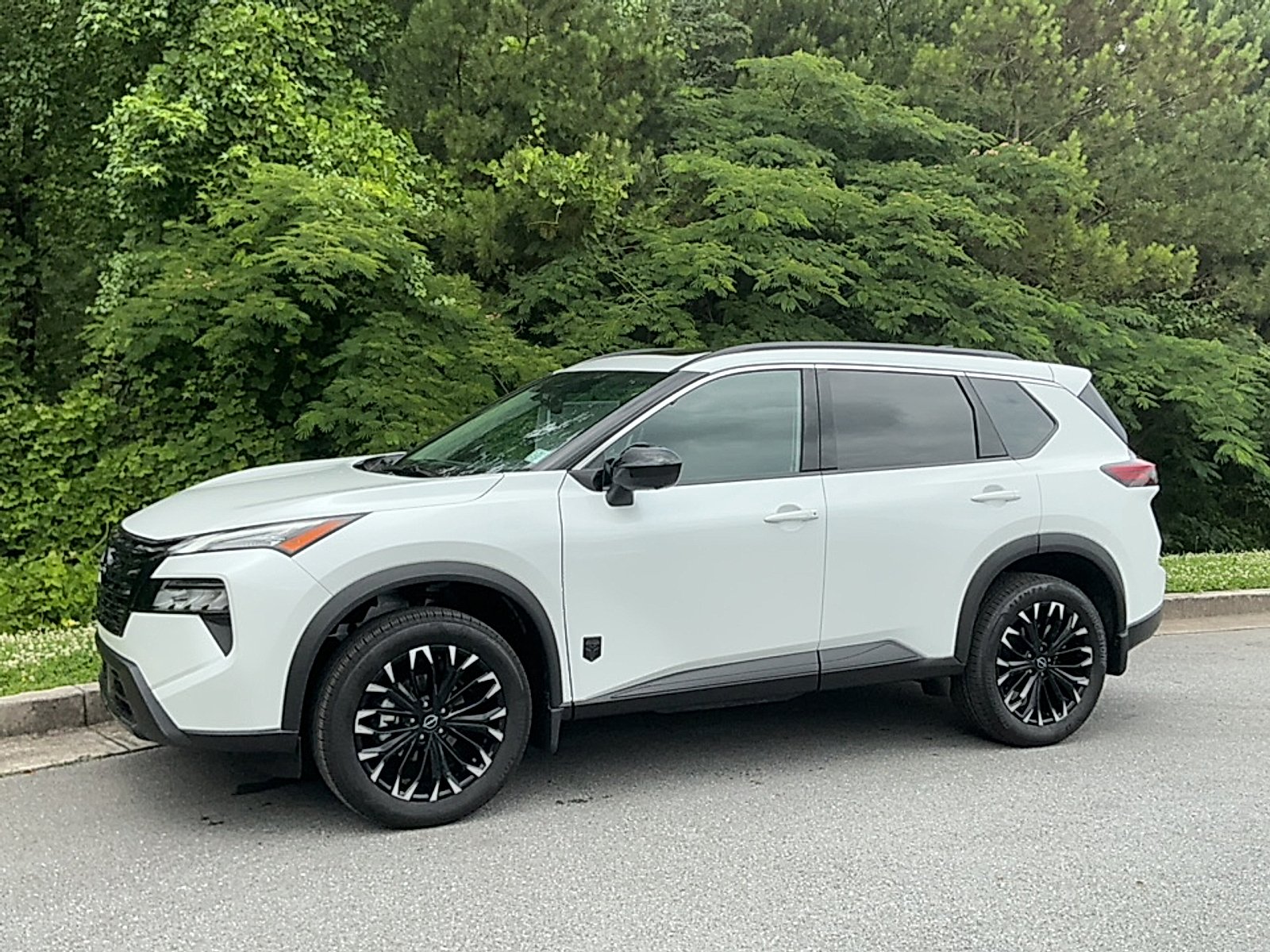 New 2026 Everest White Pearl Tricoat Nissan Dark Armor image 4