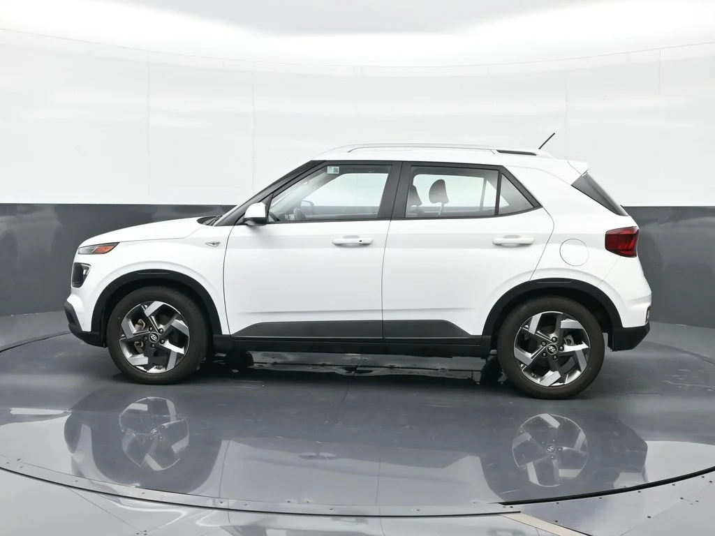 Used 2024 White Hyundai SEL image 3