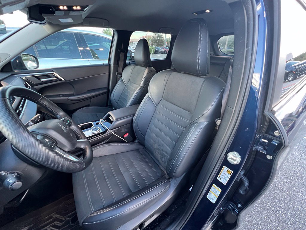 Used 2025  Mitsubishi SE image 13