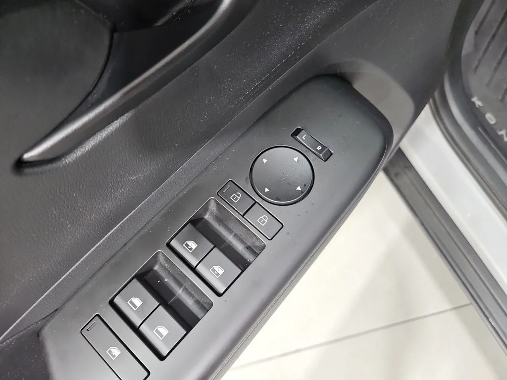 Used 2025 Gray Hyundai SEL Convenience image 13