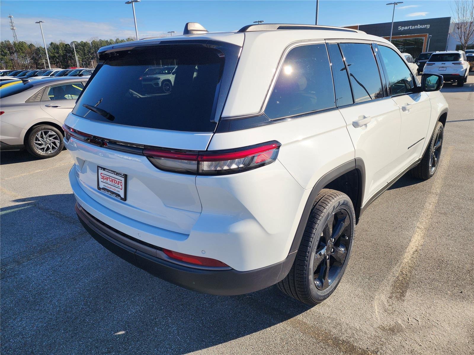 New 2026 Bright White Clear-Coat Exterior Paint Jeep Limited image 6
