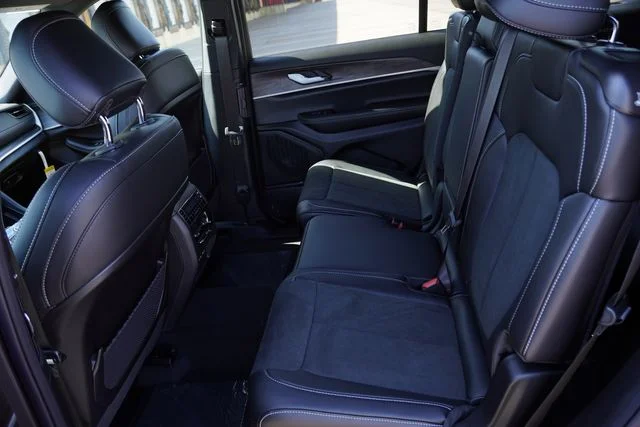 New 2026 Baltic Gray Metallic Clear-Coat Exterior Paint Jeep Altitude image 11