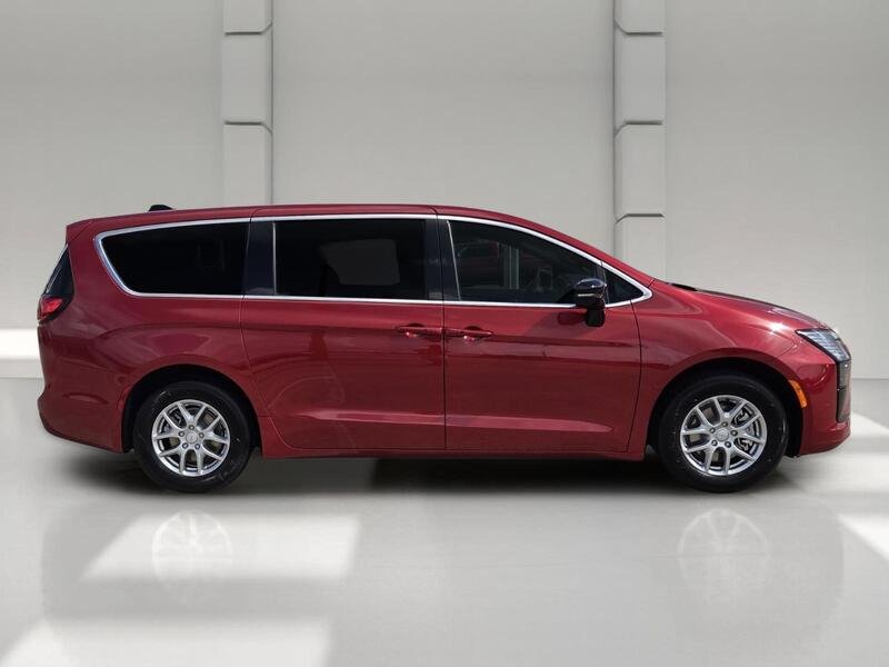 New 2027 Red Hot Pearl-Coat Exterior Paint Chrysler SELECT FWD image 6