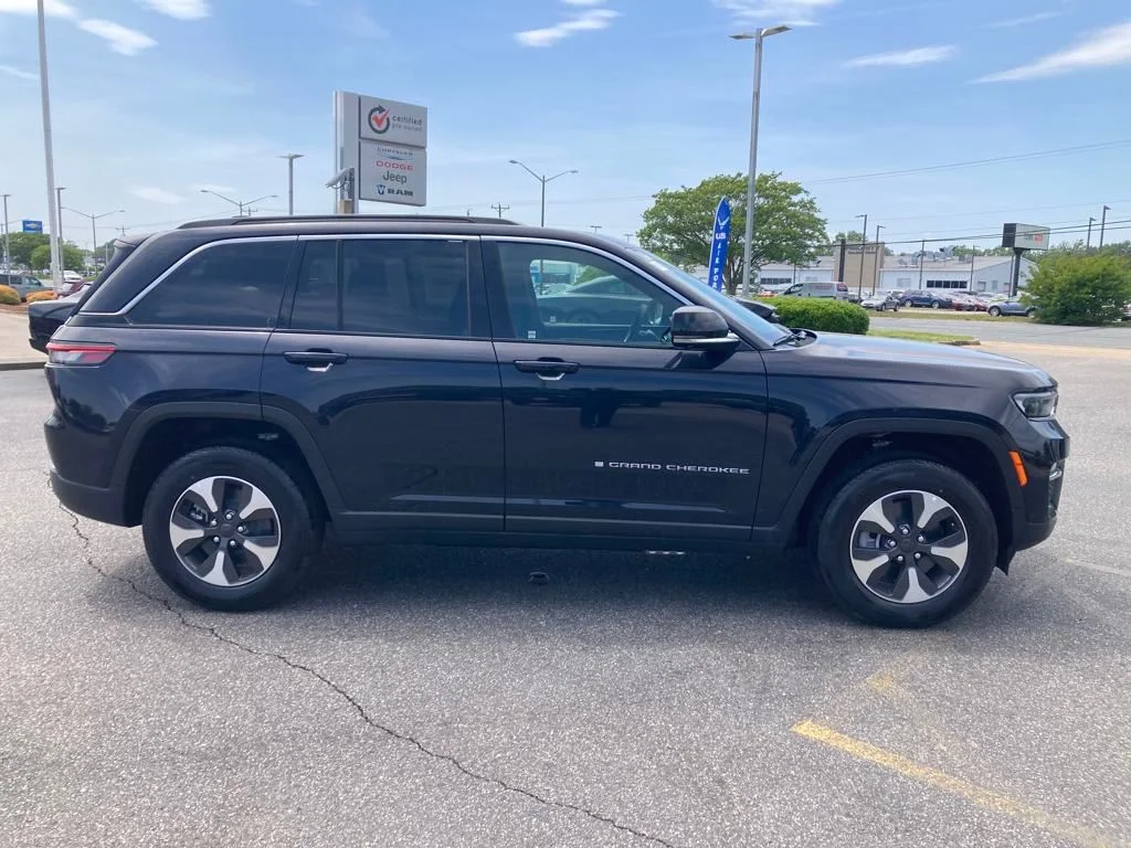 New 2024 Midnight Sky Jeep 4xe image 7
