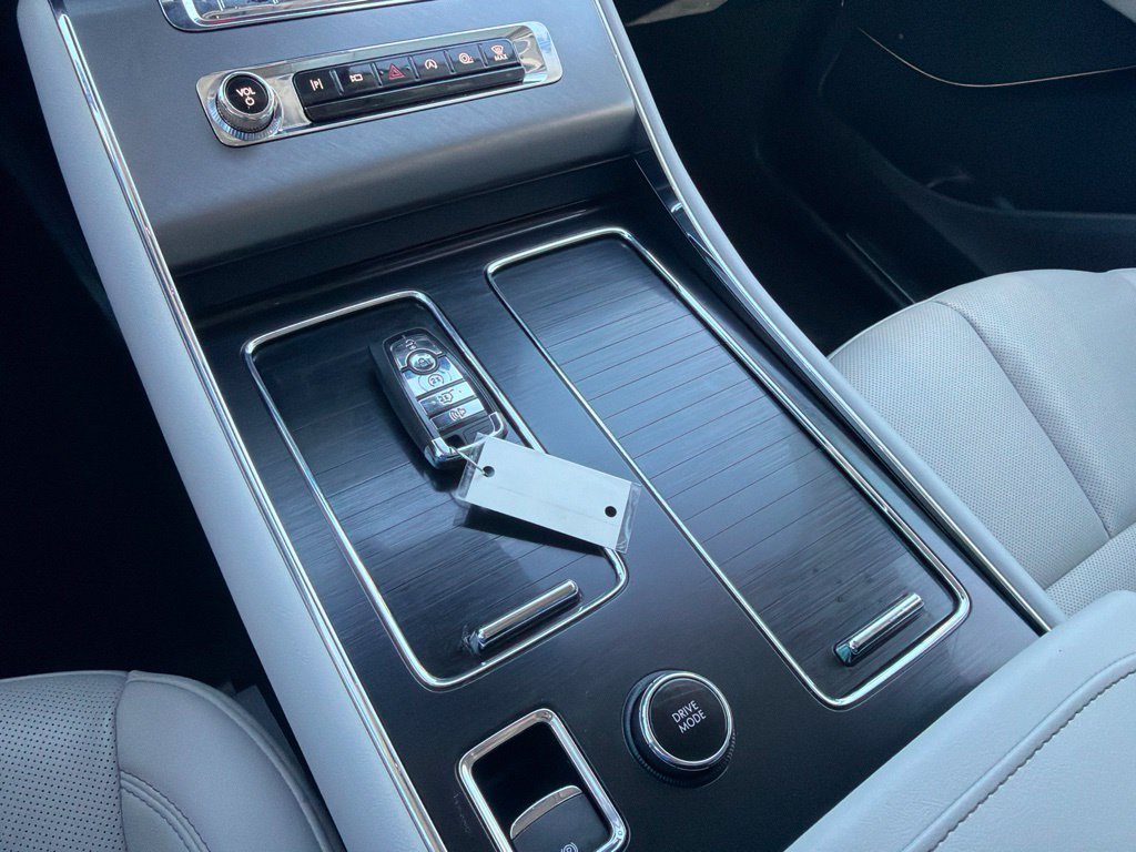 Used 2025 White Lincoln Premiere image 23