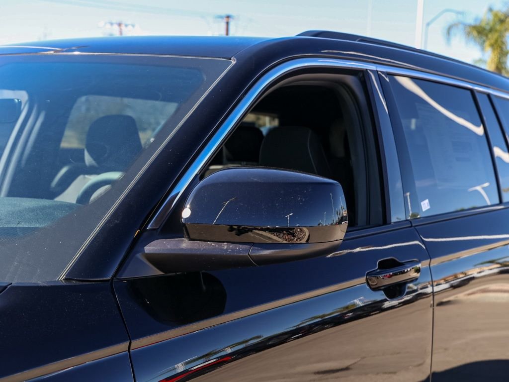 New 2026 Diamond Black Crystal Pearl-Coat Exterior Paint Jeep Laredo image 11