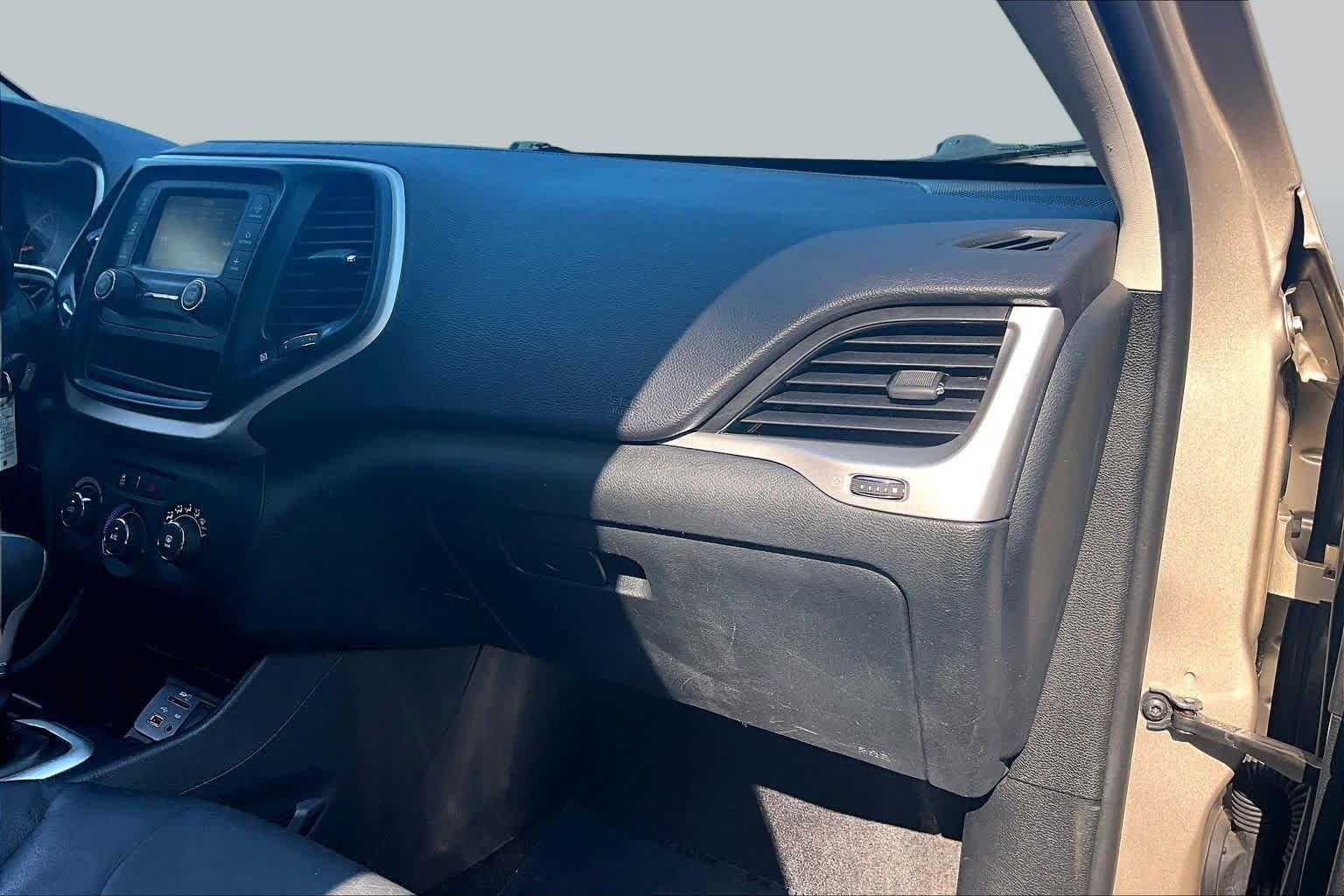 Used 2015 Cashmere Pearlcoat Jeep Sport image 19