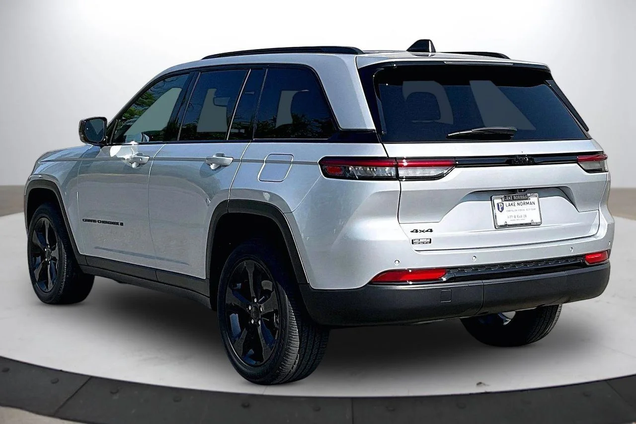 Certified Used 2023 Silver Jeep Altitude X image 7