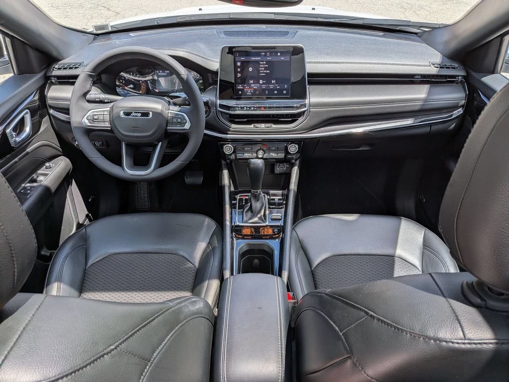 Used 2022 White Jeep Latitude image 22