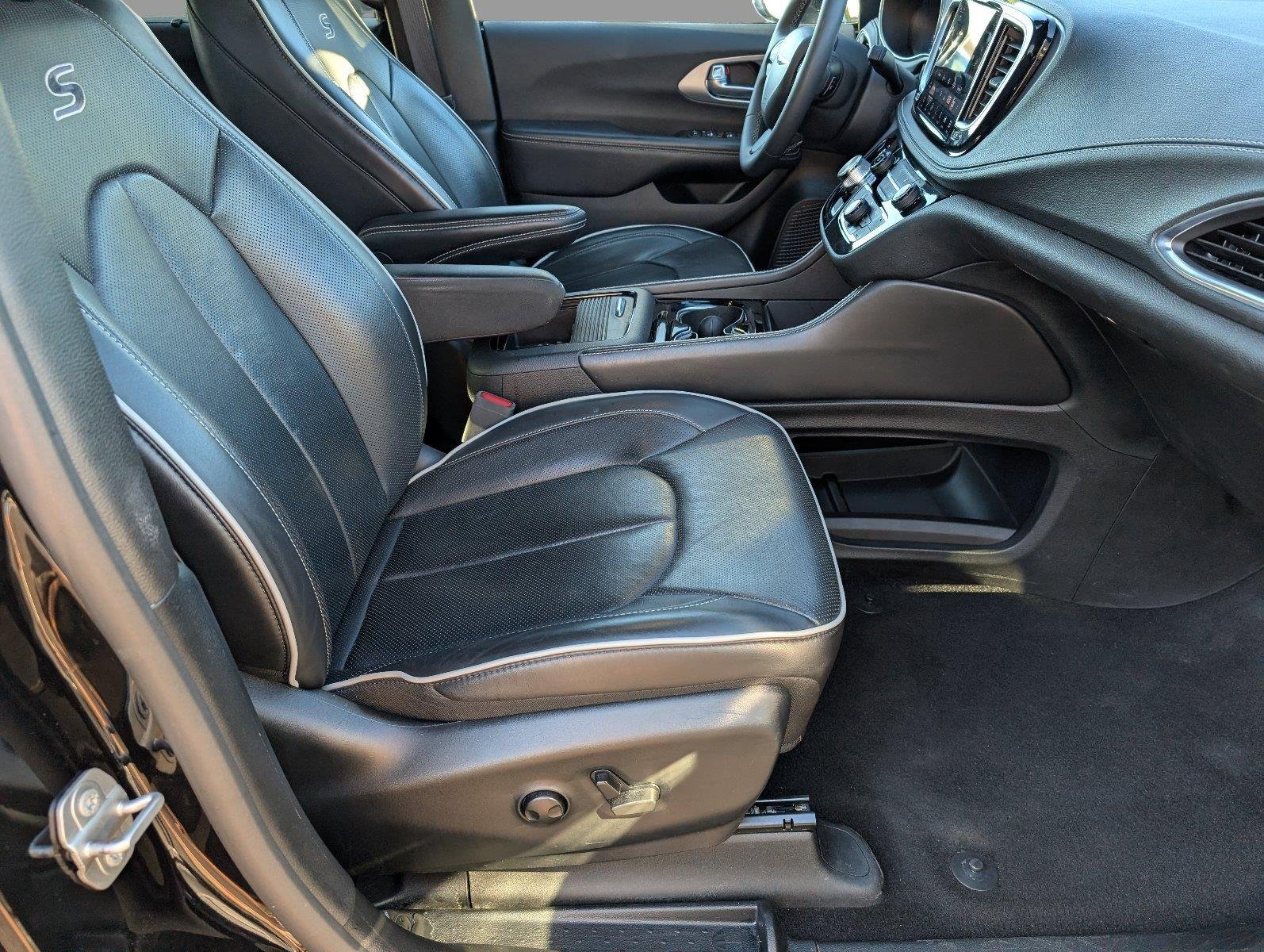 Used 2025 Diamond Black Crystal Pearlcoat Chrysler Limited image 40