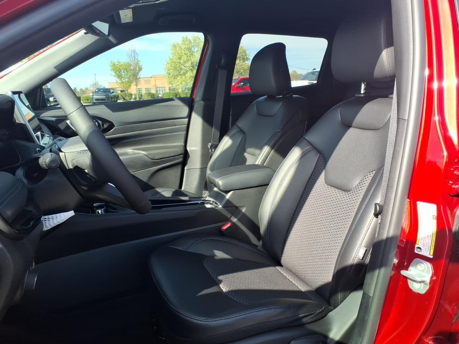 New 2026 Red Hot Pearl-Coat Exterior Paint Jeep Latitude Altitude image 18