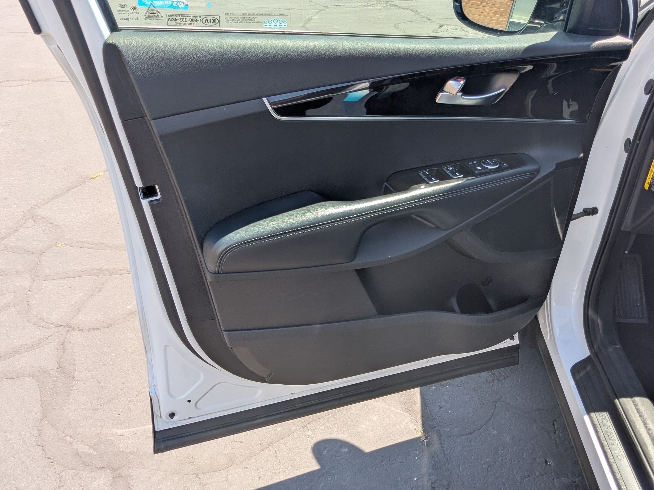 Used 2018 Snow White Pearl Kia LX image 12