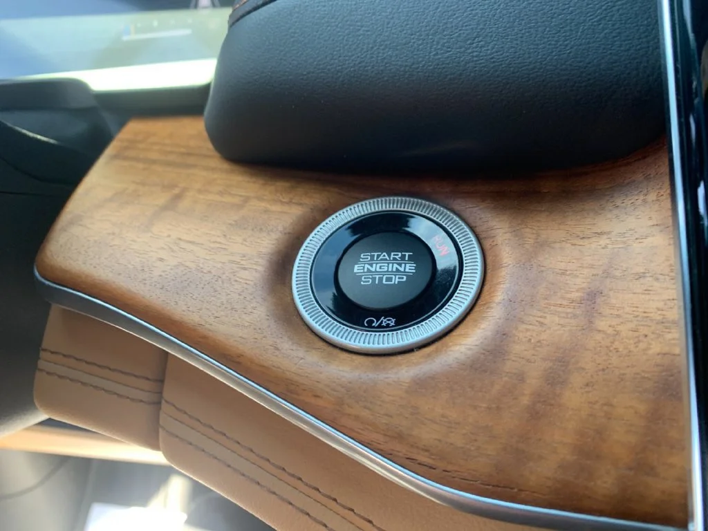 Used 2023  Jeep Summit Reserve image 25