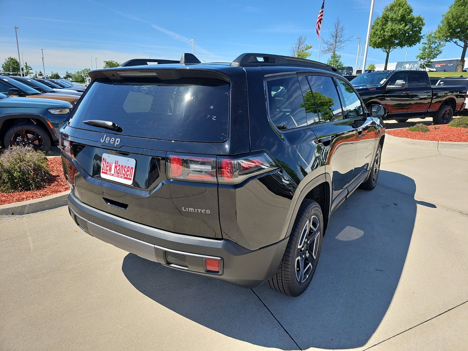 New 2026 Diamond Black Crystal Pearlcoat Jeep Limited image 5
