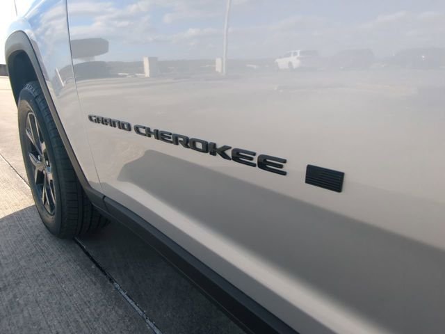 New 2026 Silver Zynith Exterior Paint Jeep Altitude image 13