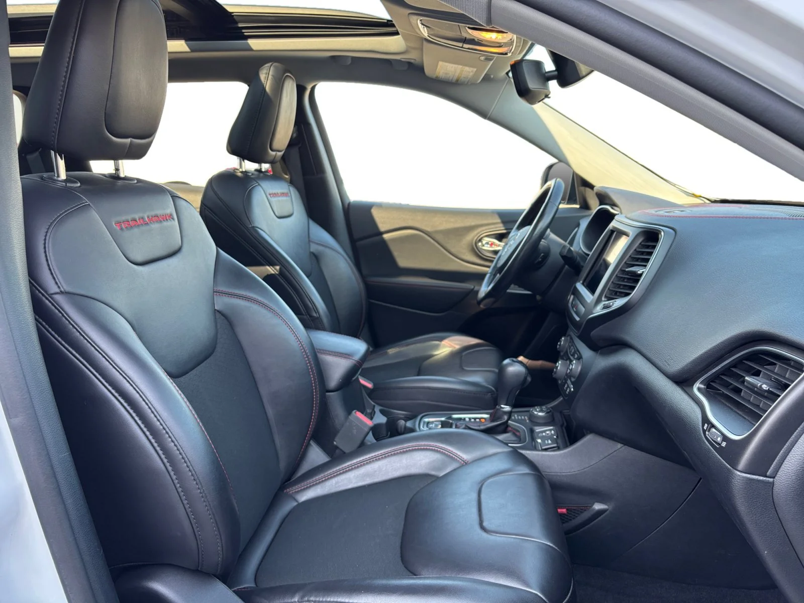 Used 2021 White Jeep Trailhawk image 17