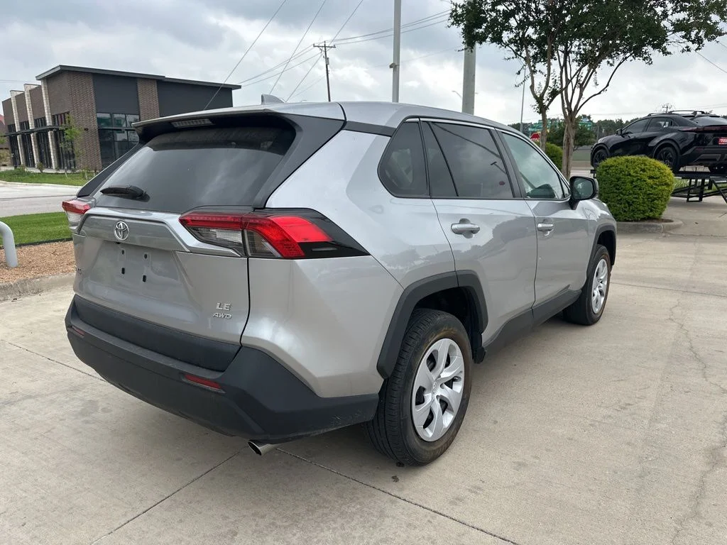 2024 Toyota RAV4 LE - Photo 6