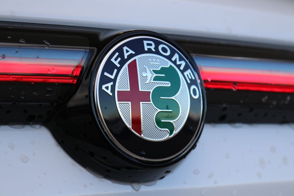 New 2025 Milano White Exterior Paint Alfa Romeo Base image 28