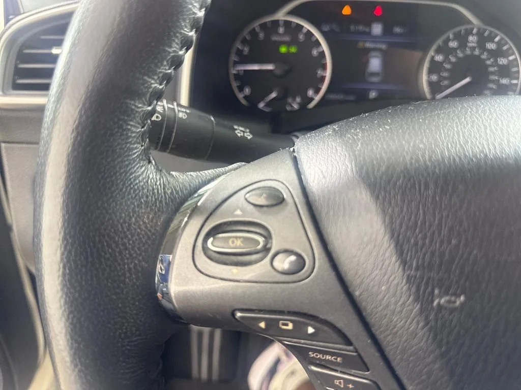 Used 2020 White Nissan SL image 31