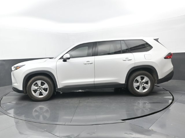 Used 2025 Wind Chill Pearl Toyota LE image 22