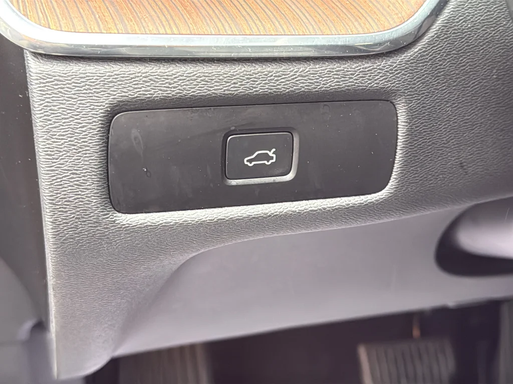 Used 2023 Black Volvo B5 Plus Dark Theme image 27