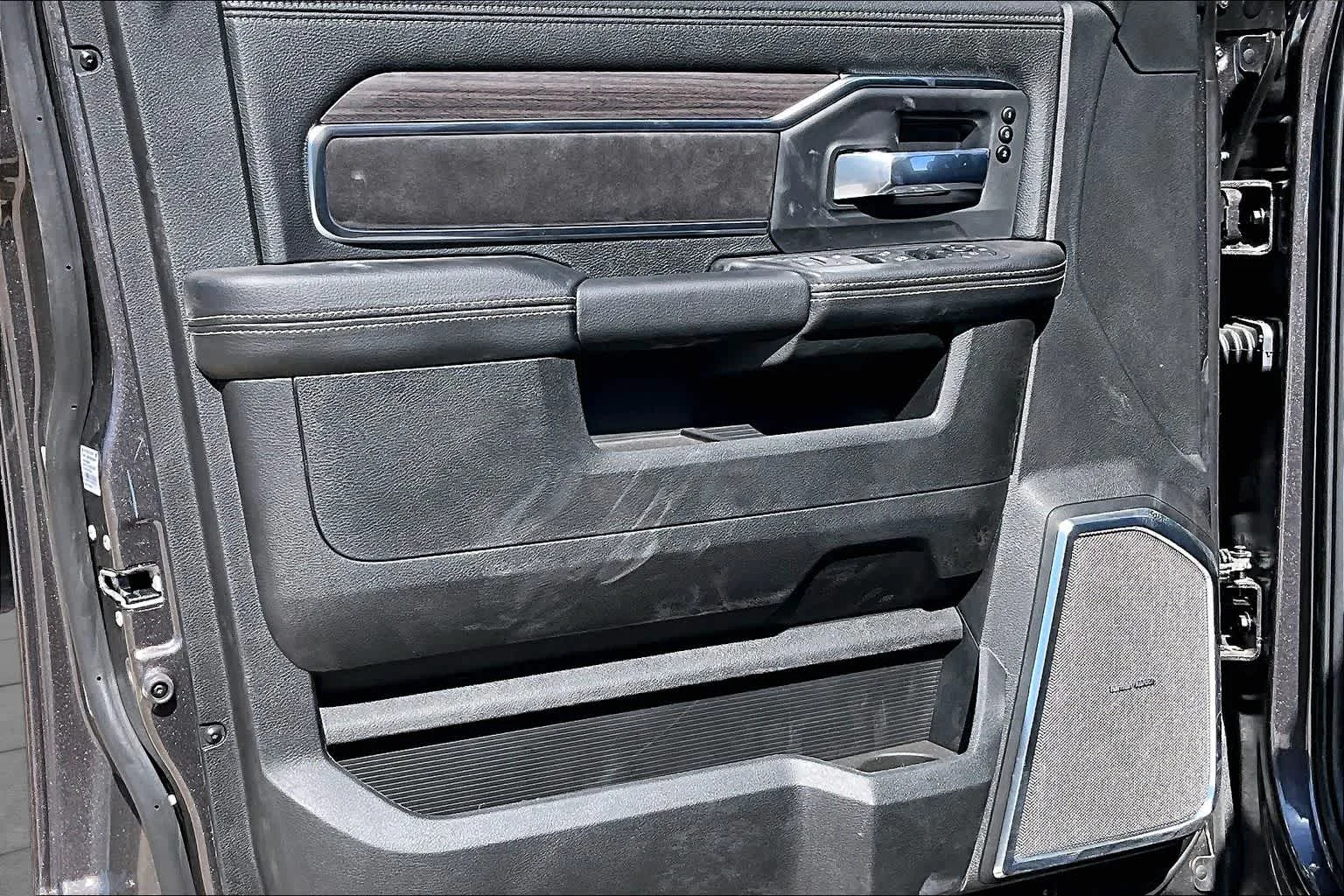 New 2026 Granite Crystal Metallic Clear-Coat Exterior Paint RAM Laramie image 11