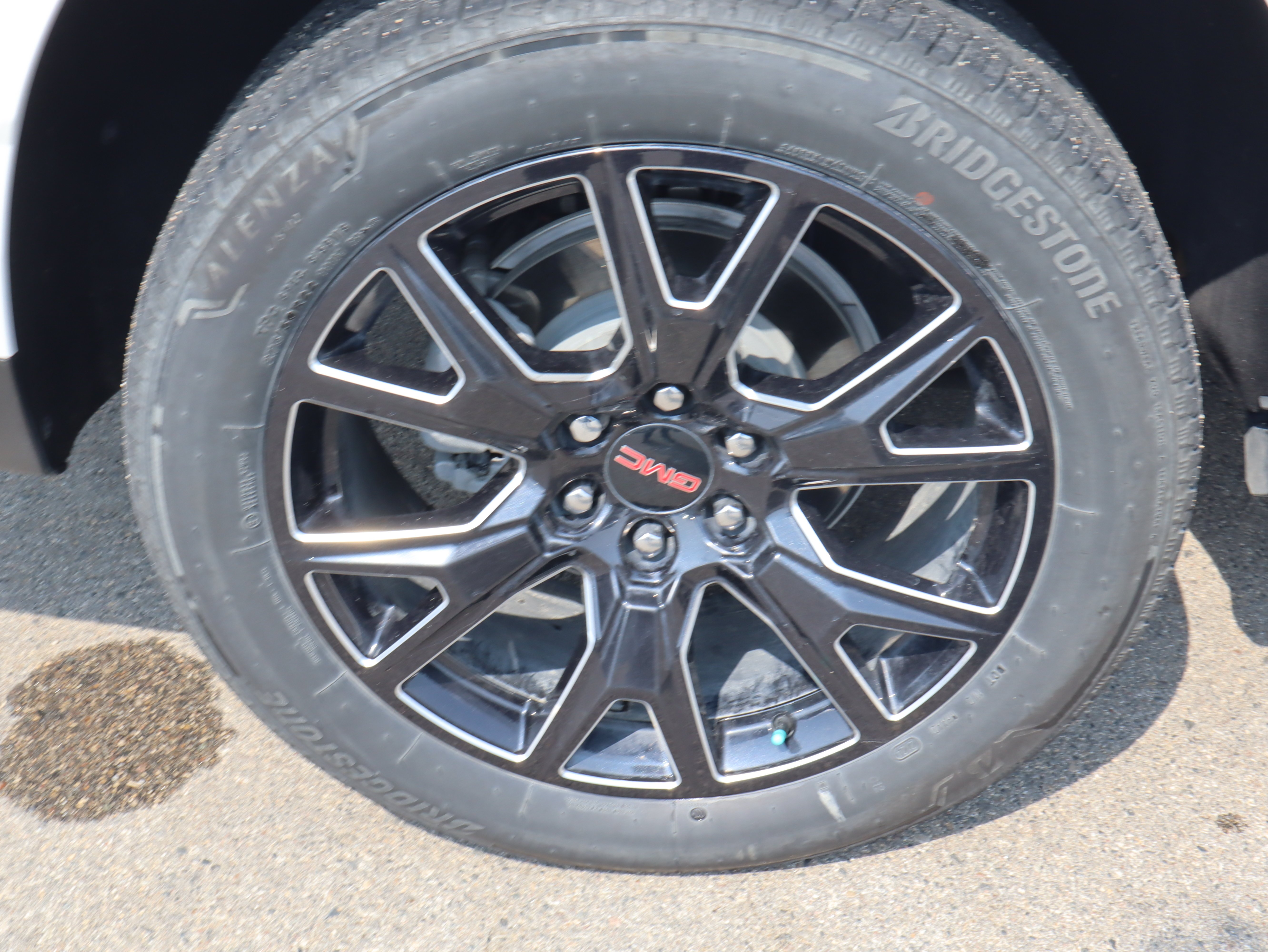 Used 2024 White Frost Tricoat GMC Denali Ultimate image 17