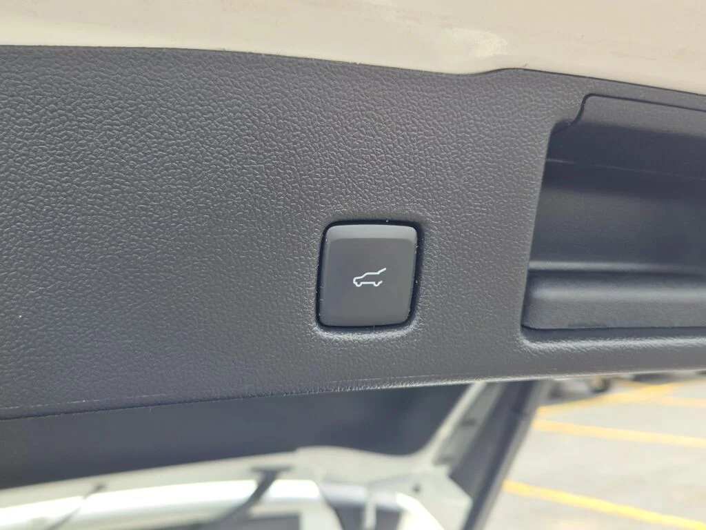 Used 2022 White Ford SE image 17