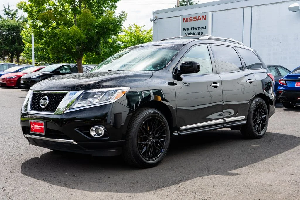 Used 2013 Black Nissan Platinum image 3