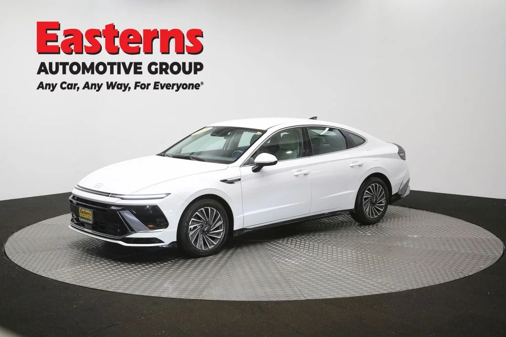 Used 2025 White Hyundai SEL image 56
