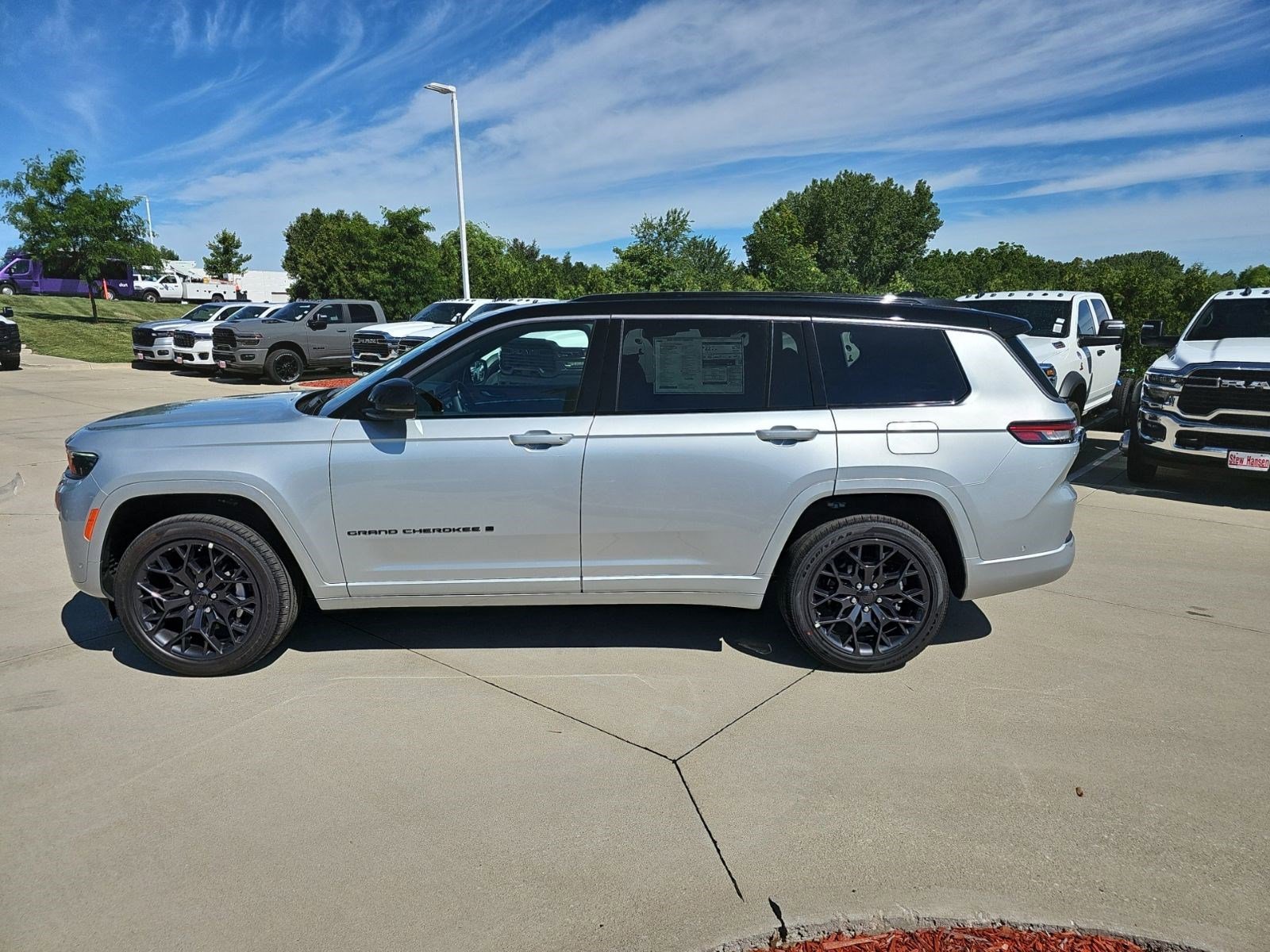 New 2026 Silver Zynith Jeep Summit image 2