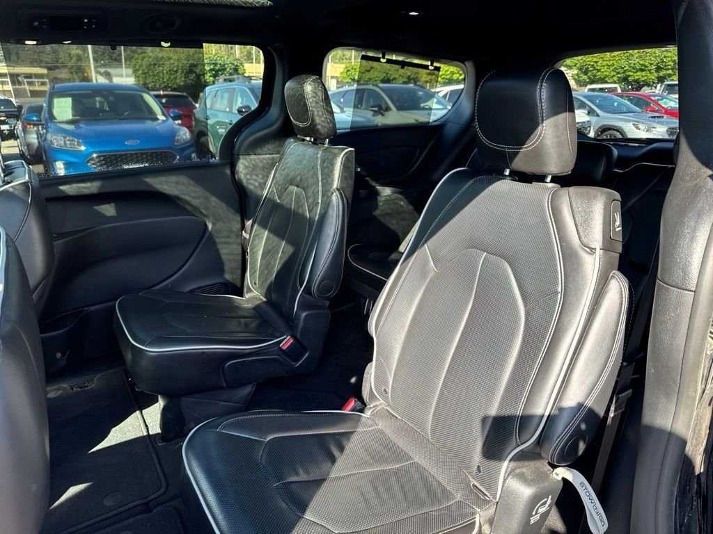 Used 2025 Black Chrysler Limited image 6