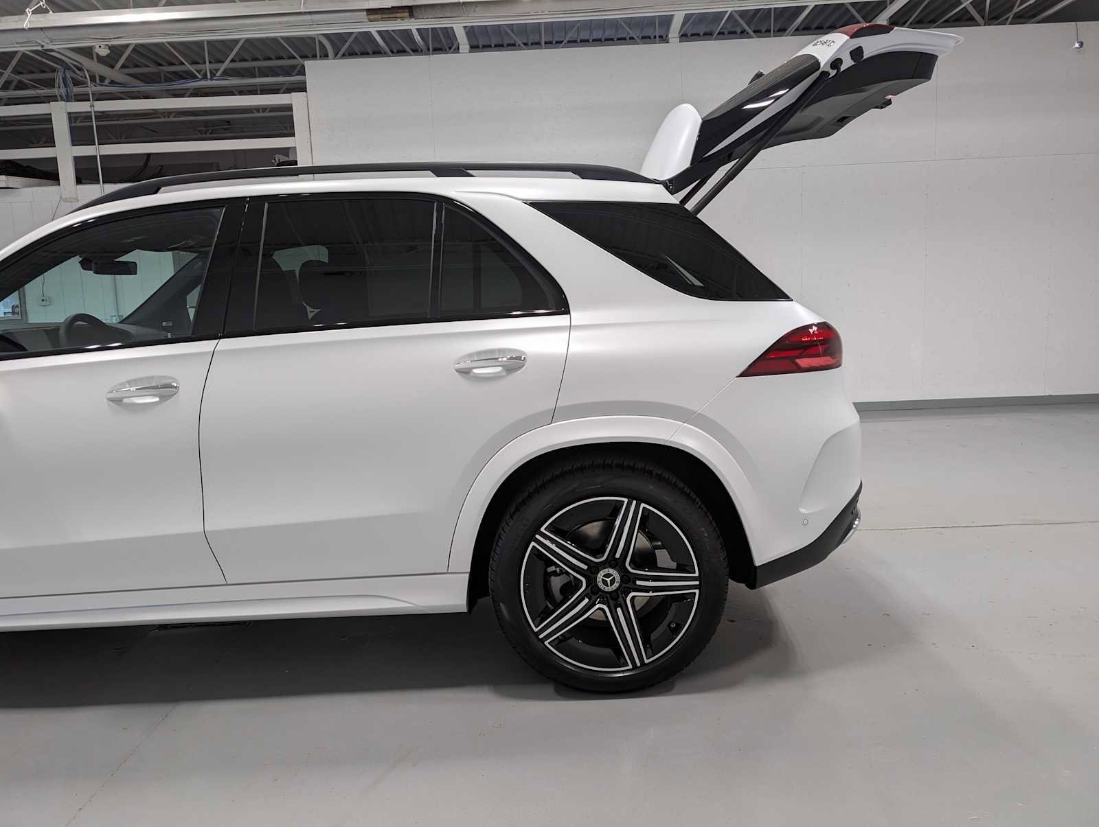 New 2026 MANUFAKTUR Moonlight White Magno Mercedes-Benz GLE 450 image 9