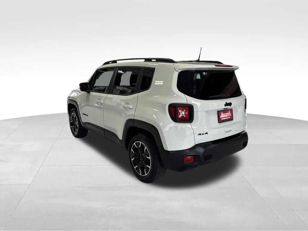 Used 2023 White Jeep Latitude image 3