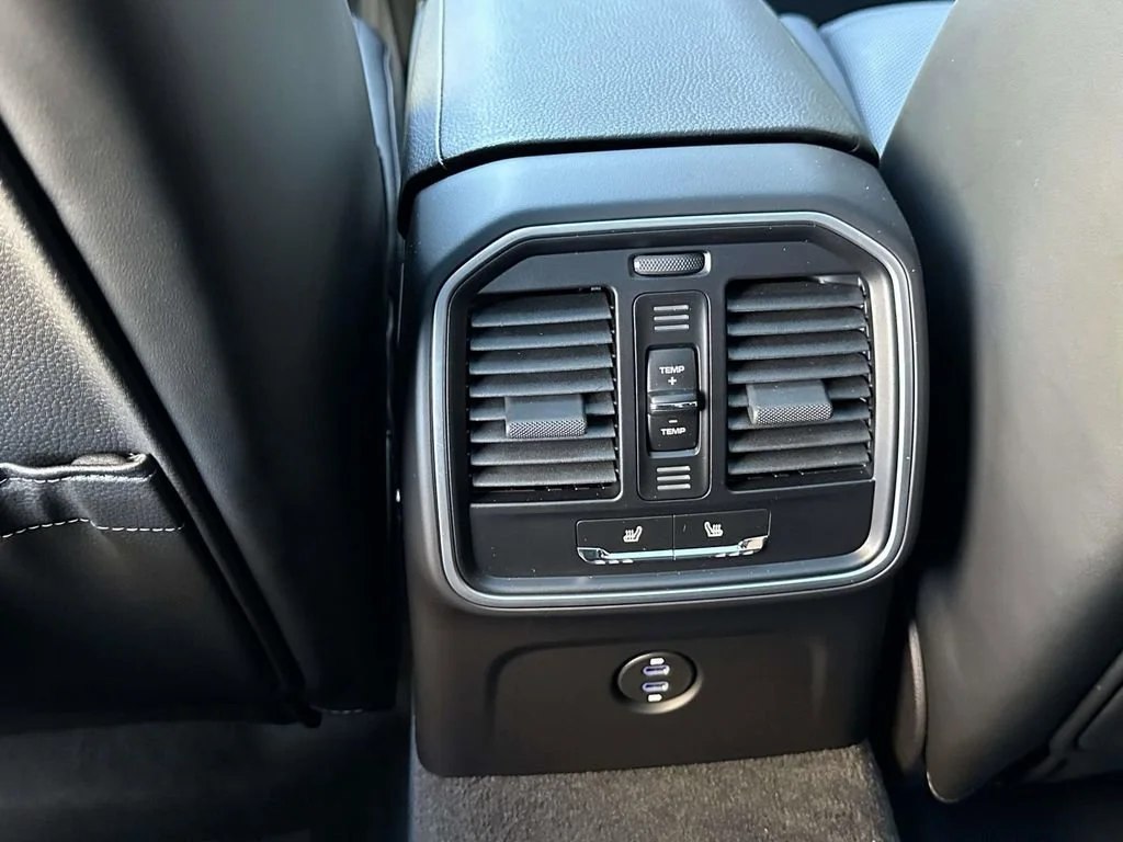2026 Porsche Macan - Photo 13