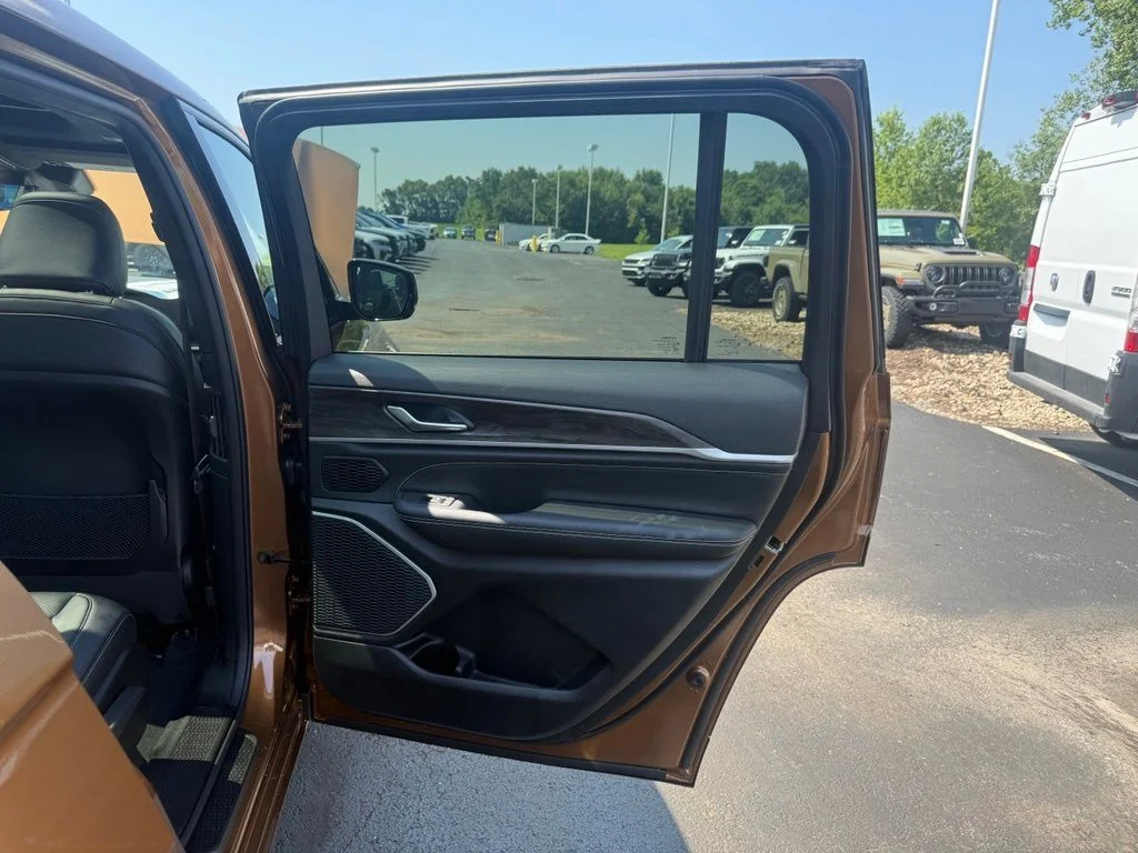 New 2026 Copper Shino Metallic Clear-Coat Exterior Paint Jeep Limited Reserve image 51